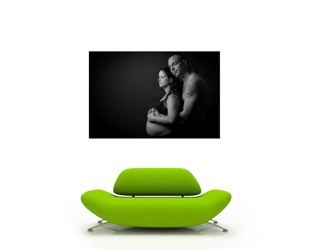 Schwangerschafts-Fotoshooting | Foto mit Bilderrahmen über einer grünen Couch