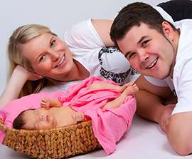Natürliche Babyfotografie mit Baby im Korb und Eltern | Fotostudio Hanau