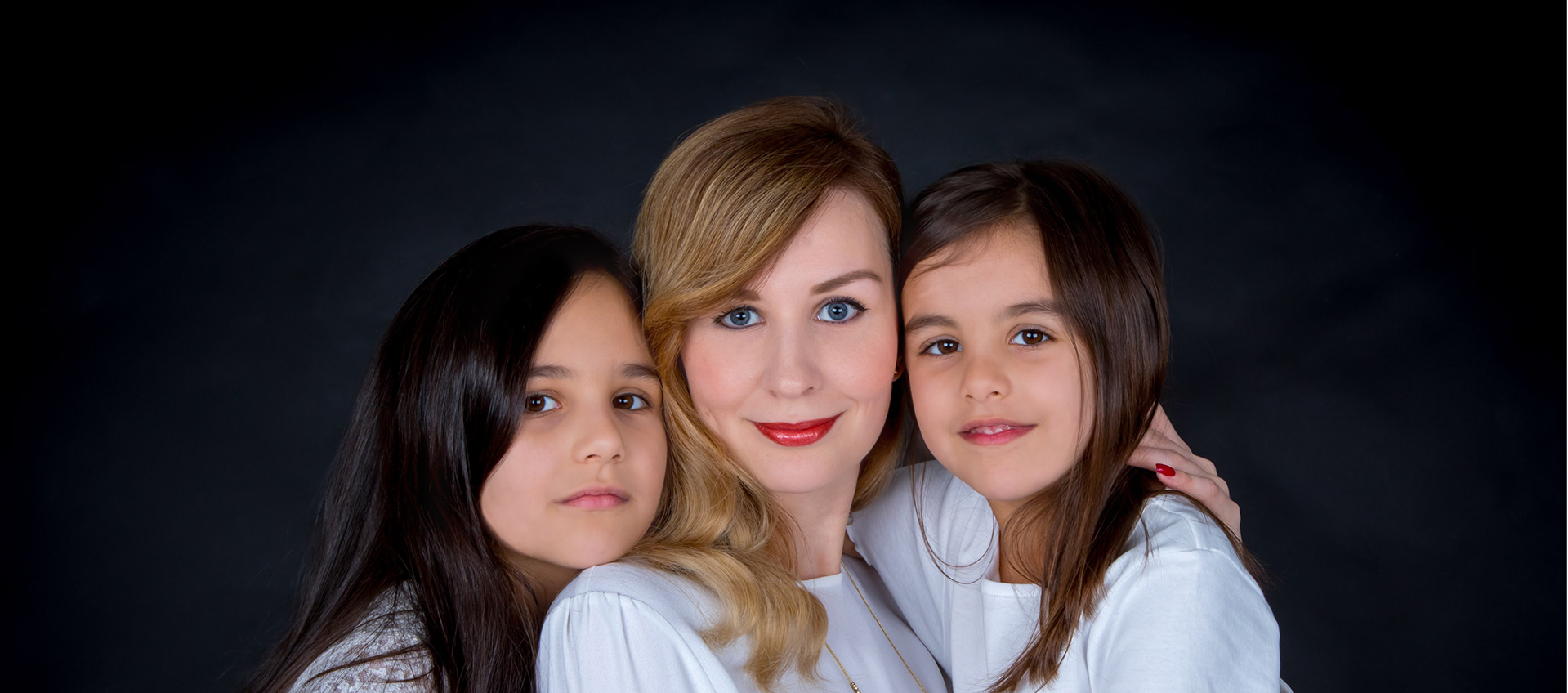 Familien Fotoshooting Mutter mit zwei Mädchen | Headshot
