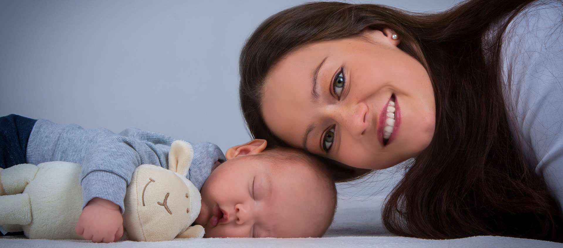Neugeboren Fotoshooting | Baby mit strahlende Mama