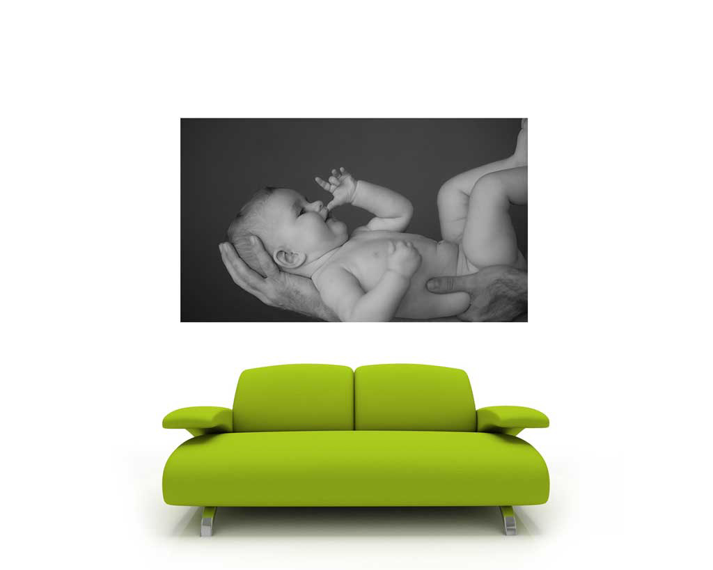Neugeborenenfotografie | Foto mit Bilderrahmen über einer grünen Couch