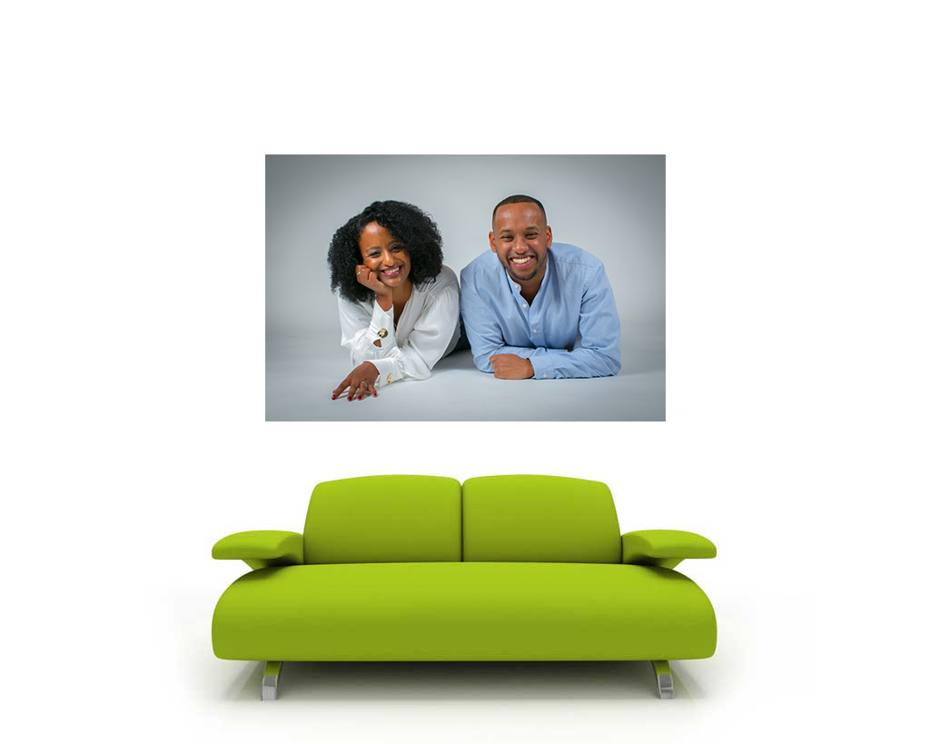 Paarshooting - Foto mit Bilderrahmen über einer grünen Couch