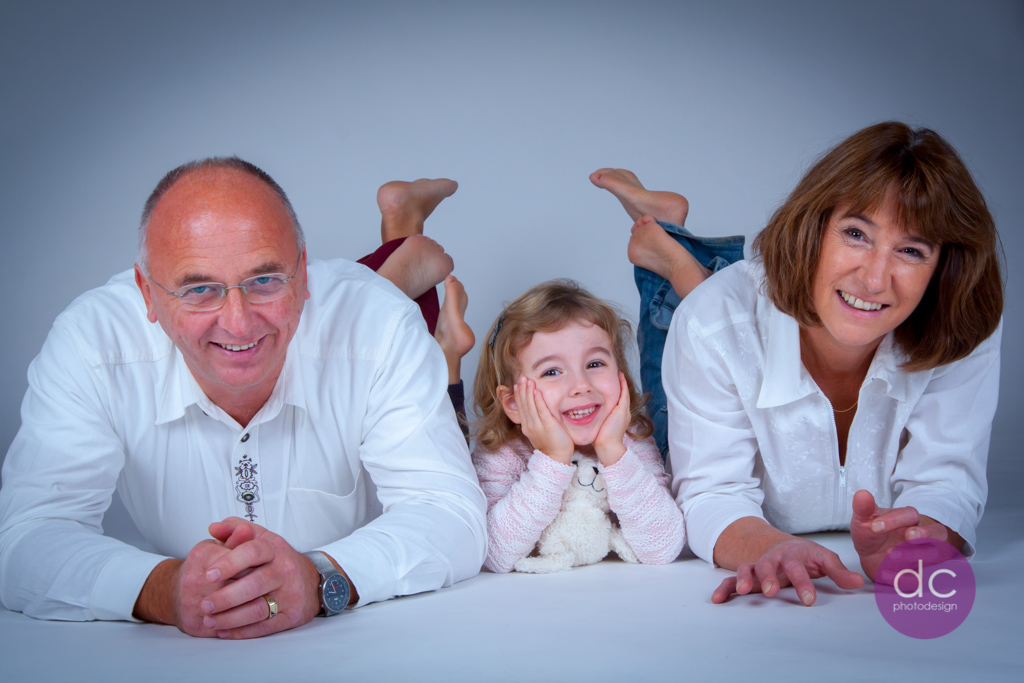 Familienfotoshooting mit den Großeltern und Enkelinnen im Fotostudio Hanau