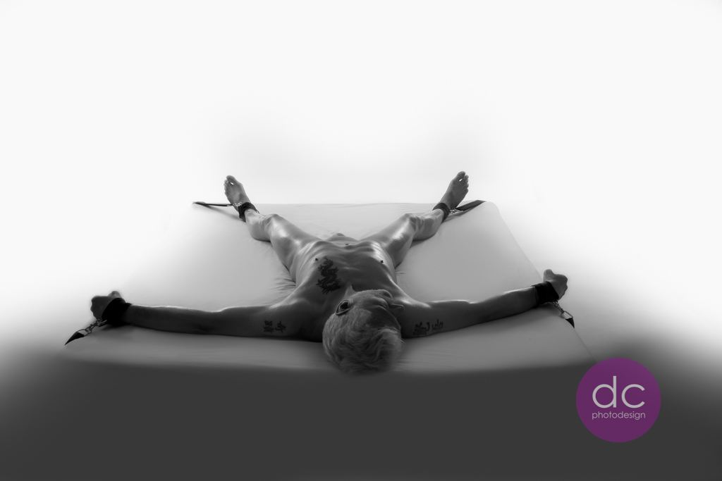 Bondage Fotografie | Mann gefesselte auf dem Bett