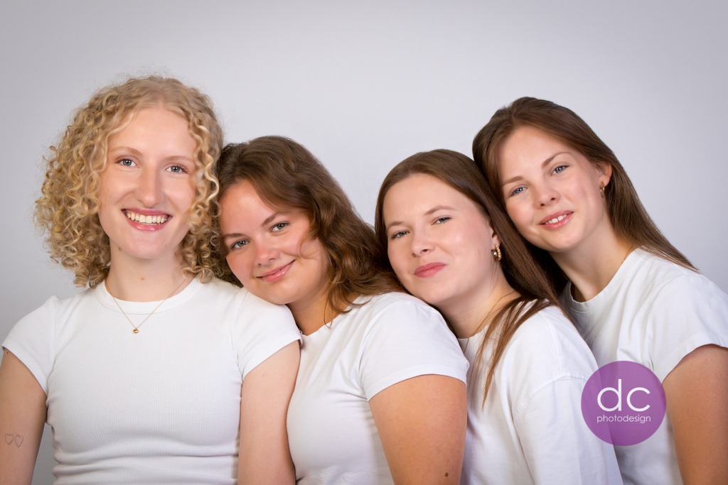 Friends Fotoshooting im Fotostudio Hanau mit jeder Menge Spaß.