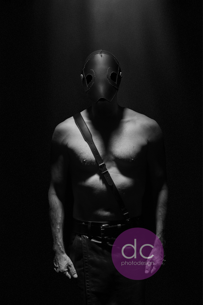 Fetisch Fotografie eines Mannes mit Rock und Maske | Fotostudio Hanau | dc photodesign