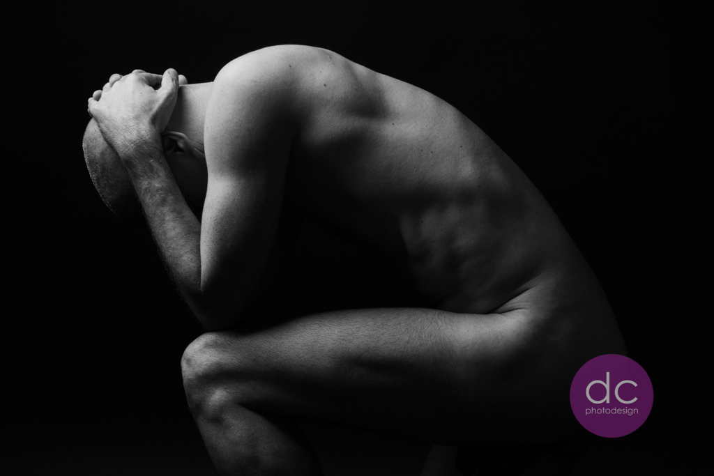 Akt Fotografie | Mann kniend in schwarz weiss | Fotostudio Hanau dc - photodesign
