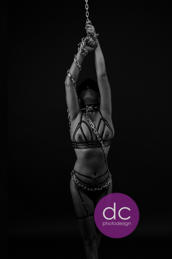 Bondage Fotografie mit einer Frau mit Ketten von der Decke | Fotostudio Hanau | dc photodesign