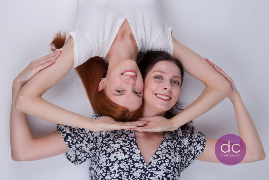 Freundinnen Fotoshooting | Zwei Frauen posieren kreativ zusammen.