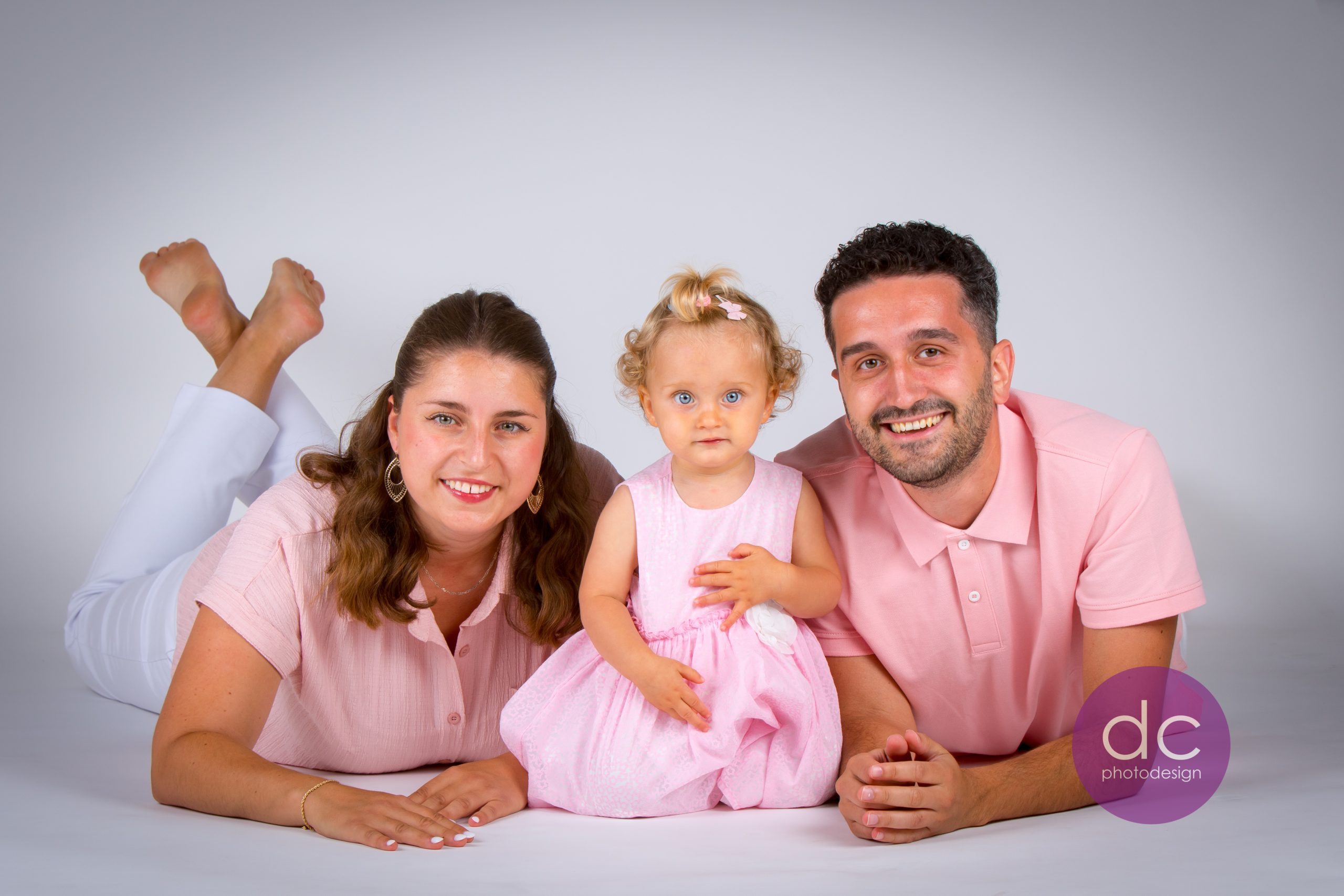 Familien Fotoshooting | Familie posiert in rosa Outfits.
