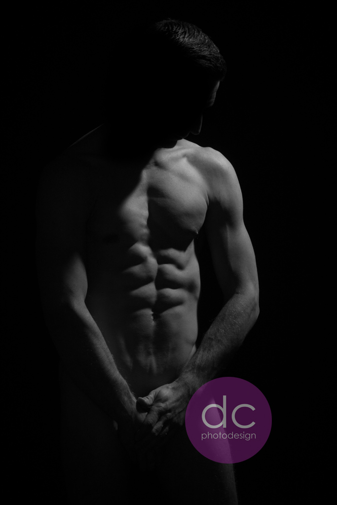 Männer Akt Fotoshooting | Muskulös Mann im halb Schatten im Fotostudio Hanau | dc photodesign