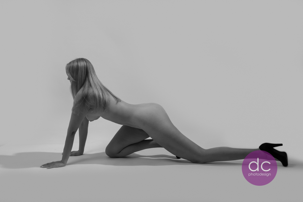 Akt Fotografie einer Frau mit schwarzen High Heels