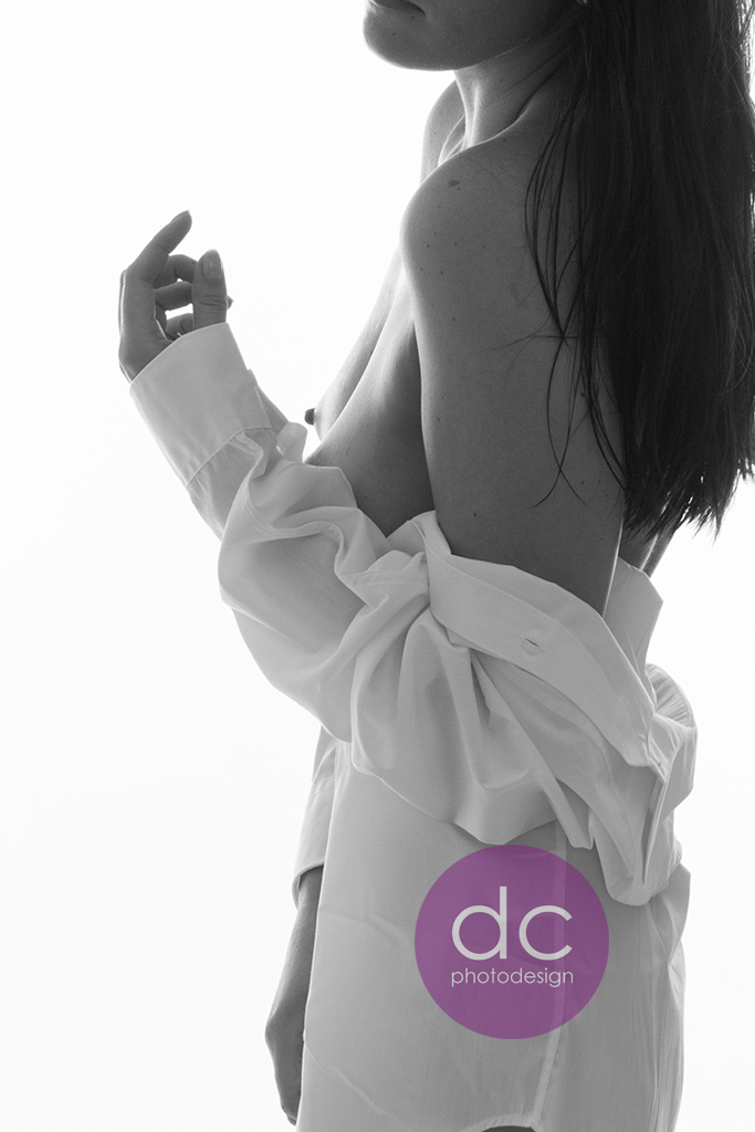 Erotik Fotoshooting einer jungen Frau in einem weissen Männerhemd Fotostudio Hanau dc-photodesign