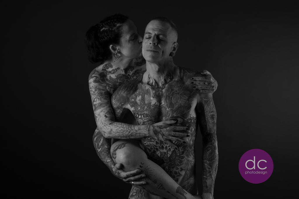 Erotik Paar Fotoshooting von zwei Verliebten, die eng verschlungen sind - Fotostudio Hanau dc- photodesign