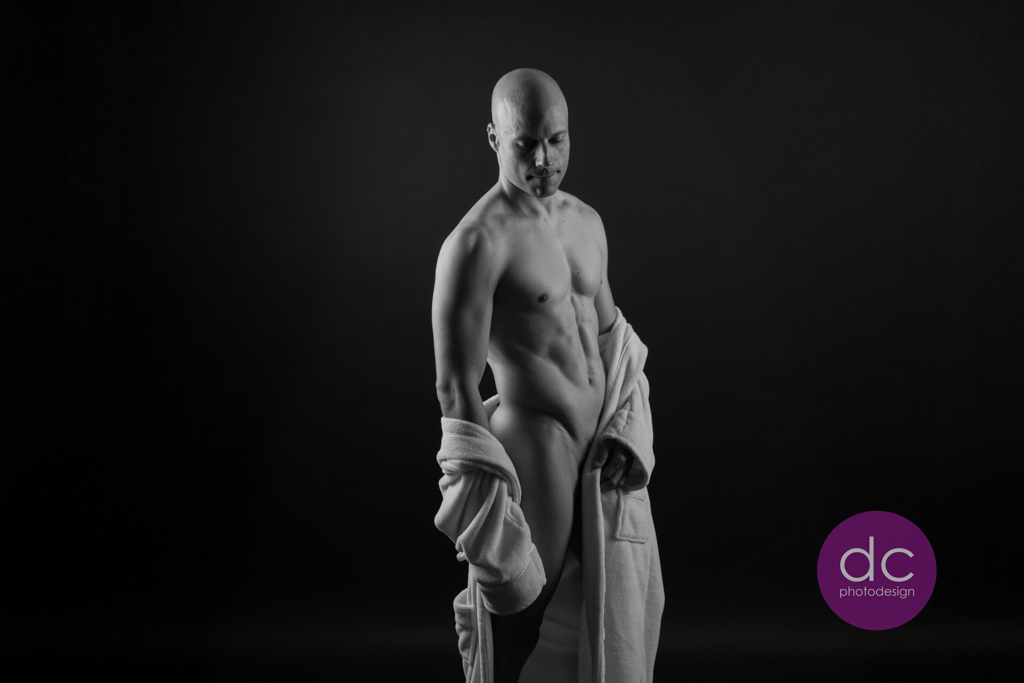 Fotografie - Männerakt mit Bademantel - Fotostudio Hanau - dc photodesign