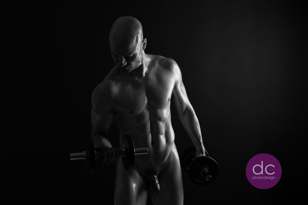 Männerakt - Mann mit Kurzhanteln - Fotostudio Hanau - dc photodesign