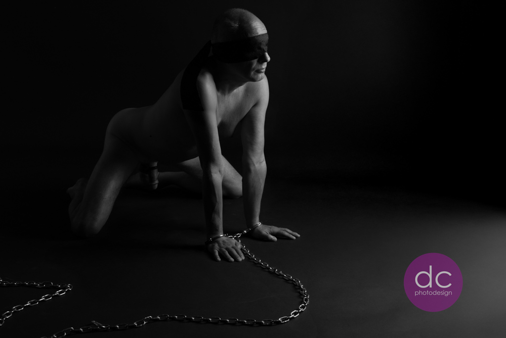 BDSM Fotografie - Mann mit Handschellen an einer Kette - Fotostudio Hanau -dc photodesign
