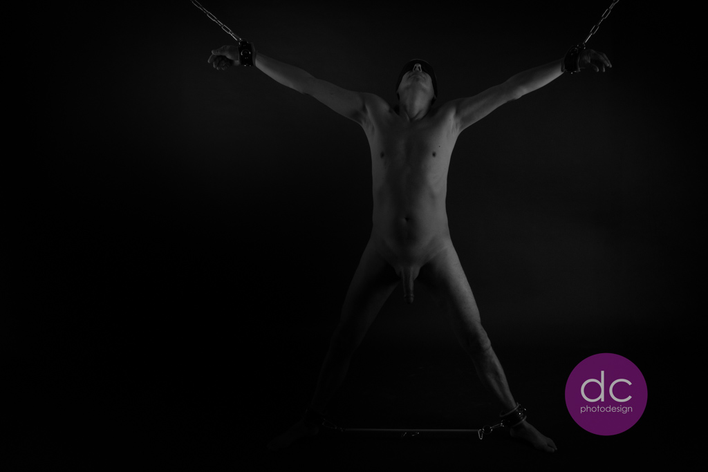 Kunstform - Fine Art of Bondage - Fotoshooting Mann an Ketten -Fotostudio Hanau - dc photodesign