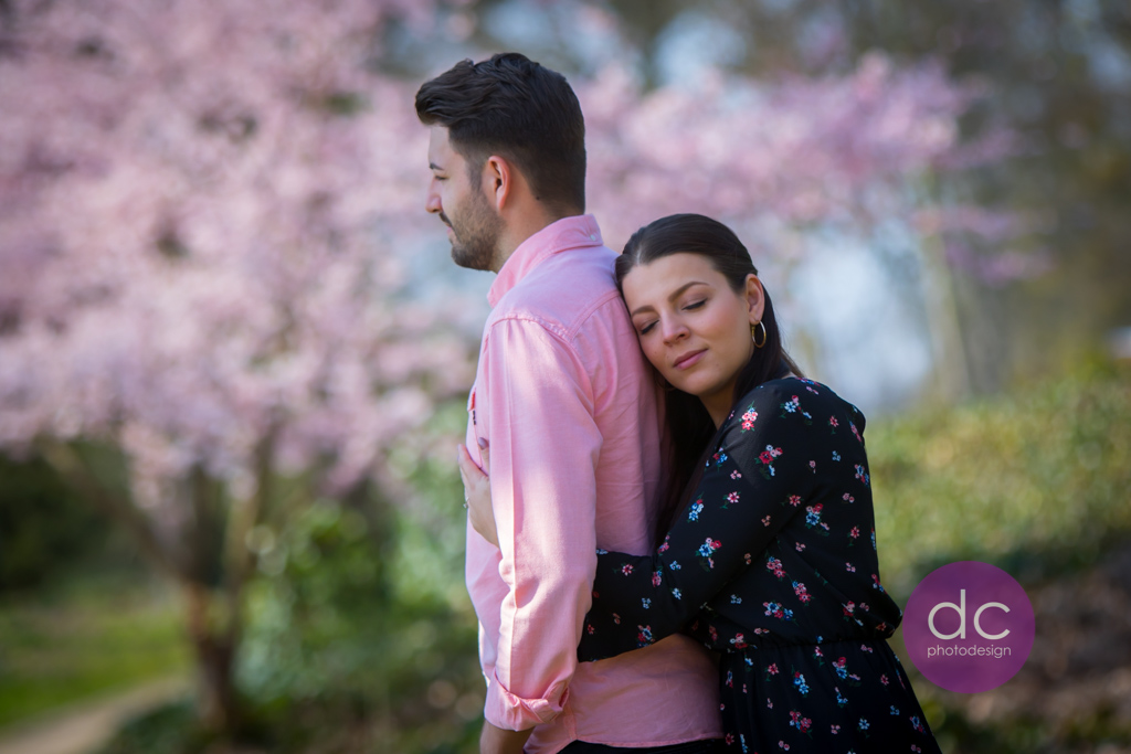 Paarshooting im Frühling im Park - Fotostudio Hanau - dc photodesign