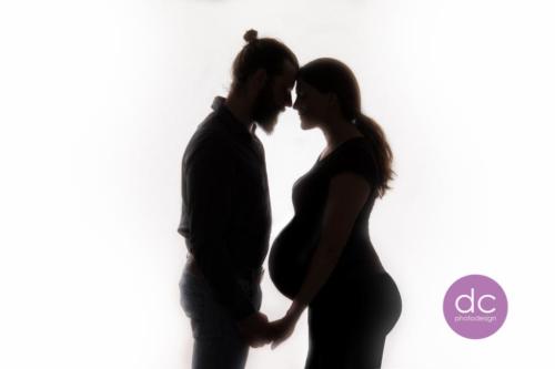 Schwangerschafts Fotoshooting mit weißen Hintergrund| Fotostudio Hanau